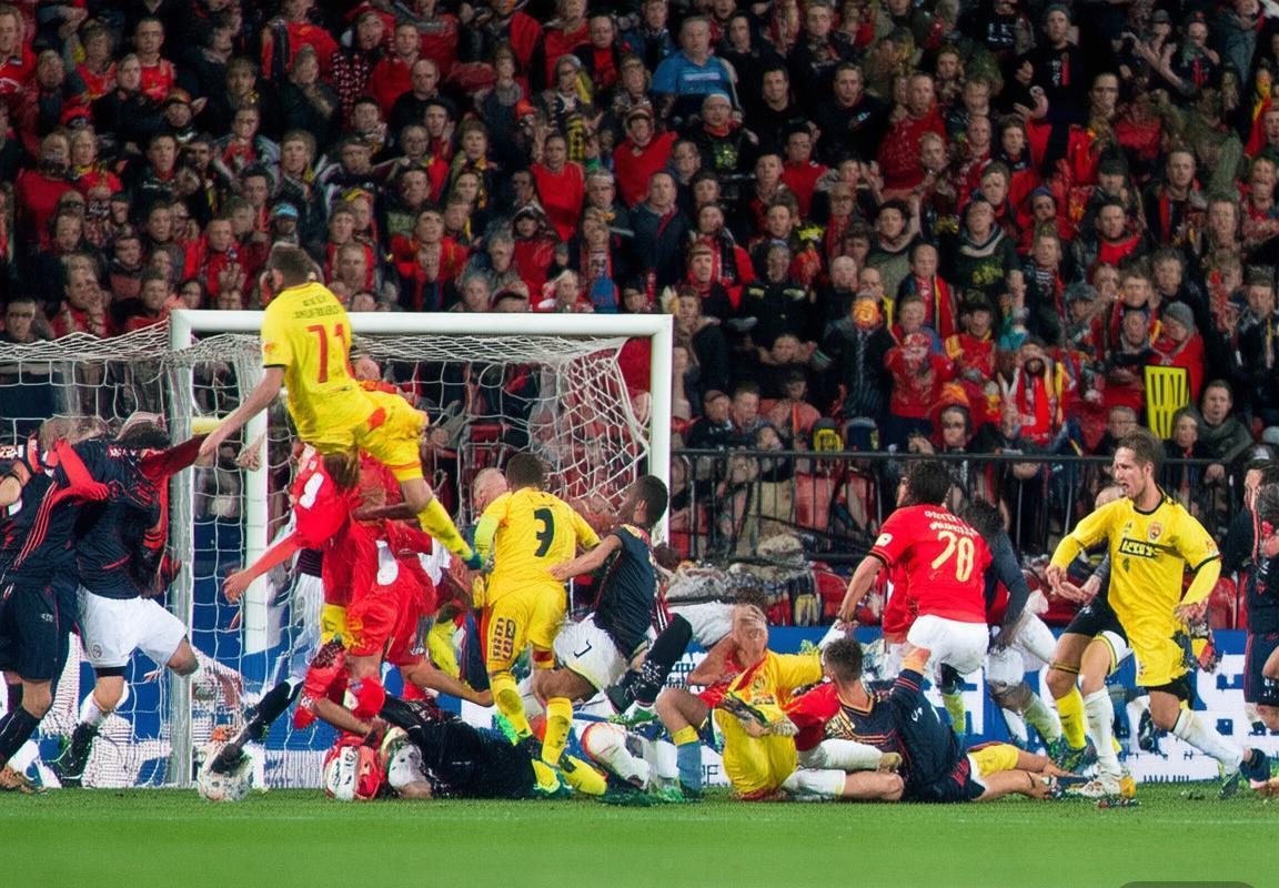 巴伦西亚vs曼联：巅峰对决战术解析与平局反思(图2)